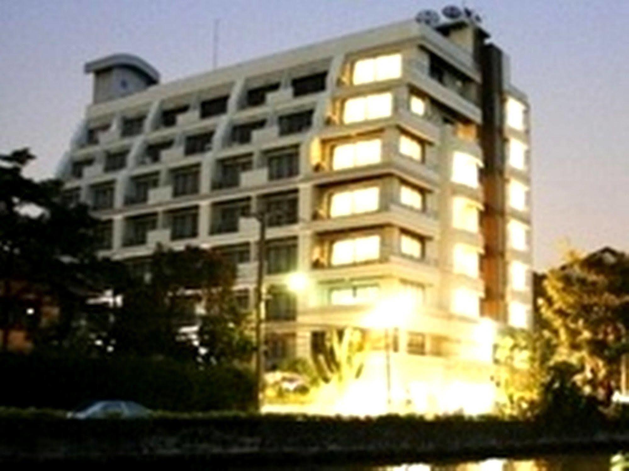 Ziniza The Boutique Service Apartment Bangkok Buitenkant foto